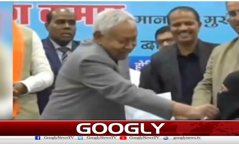 بھارت: مسلم خاتون کا نقاب کھینچنے پر بھارتی وزیر اعلیٰ کیخلاف مقدمہ درج