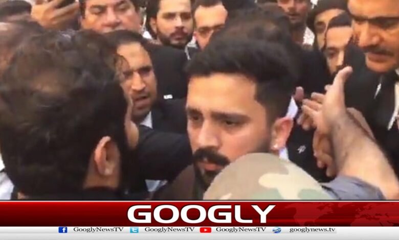 Karachi: YouTuber Rajab Butt Prokla, who came to the city court for bail, was tortured.