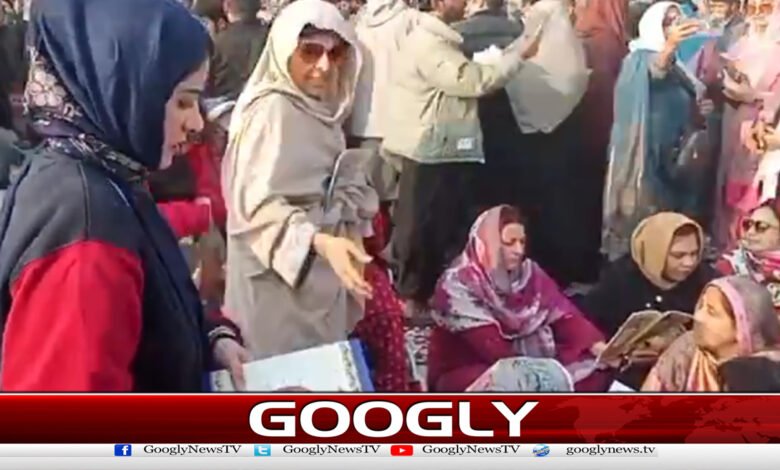 عمران خان سے ملاقات کی اجاز ت نہ مل سکی،بہنوں کی جیل کےباہرقرآن خوانی 1 Unable to get permission to meet Imran Khan, sisters recite Quran outside jail