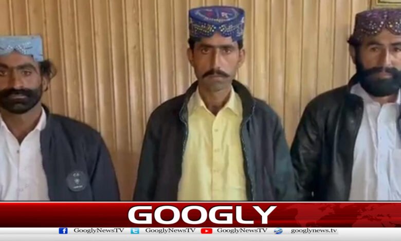 ایک کروڑ سر کی قیمت والے ڈاکو میرا لٹھانی نےہتھیار ڈال دیئے 1 The robber with a head value of Rs 10 million, Mira Lathani, laid down his arms.