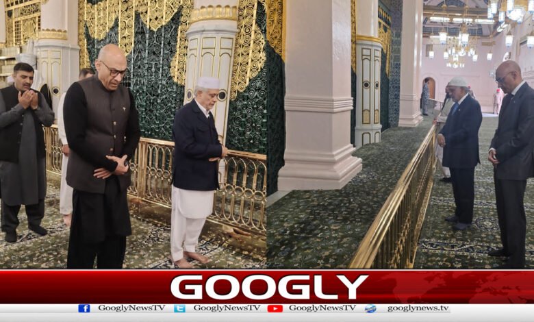 وزیرخارجہ اسحاق ڈارکی روضہ رسول ﷺ پرحاضری،نوافل اداکئے 1 Foreign Minister Ishaq Dar visits the Holy Shrine of the Prophet (peace be upon him), performs Nawafil prayers