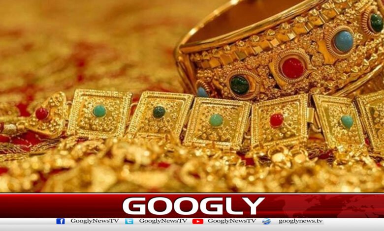 The price of gold per tola has exceeded 550,000 rupees.