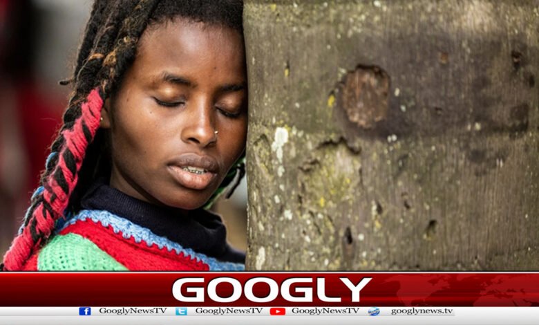 نوجوان نے درخت سے 72 گھنٹے لپٹے رہ کر اپنا ہی ریکارڈ توڑدیا 1 Young man breaks his own record by hanging from a tree for 72 hours