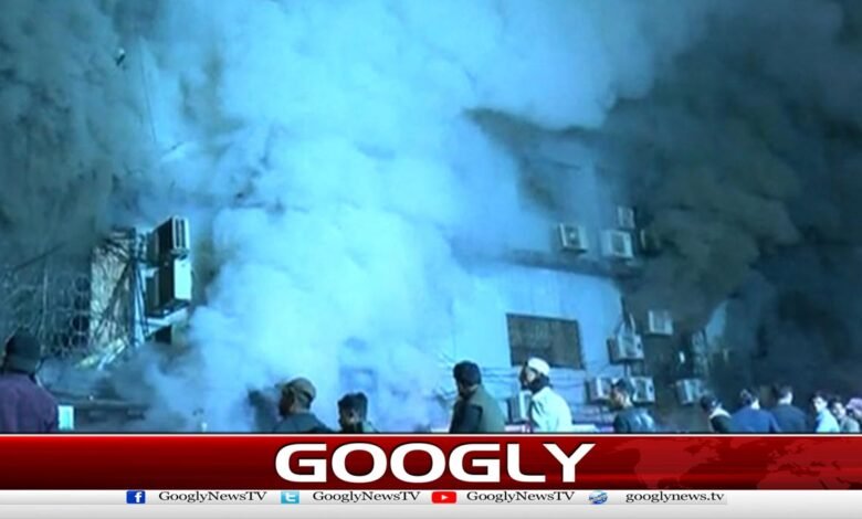 گل پلازہ آتشزدگی ، کولنگ پراسیس میں 3 سے 4 دن لگ سکتے ہیں: چیف فائر آفیسر 1 Another part of the collapsed building collapsed during the press conference of the Deputy Mayor of Karachi.