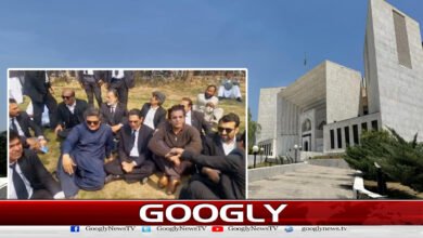 پی ٹی آئی ارکان پارلیمنٹ کا سپریم کورٹ کے باہر احتجاج 5 PTI MPs protest outside Supreme Court