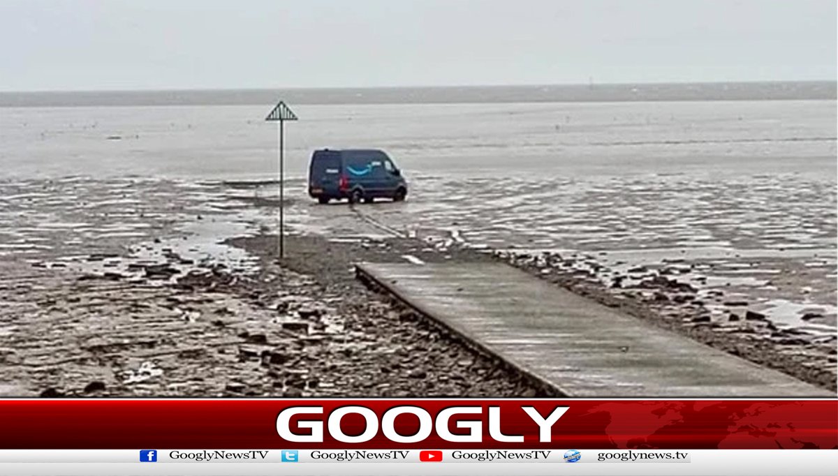 برطانیہ میں آن لائن نقشہ دیکھنےوالی گاڑی دلدل میں پھنس گئی