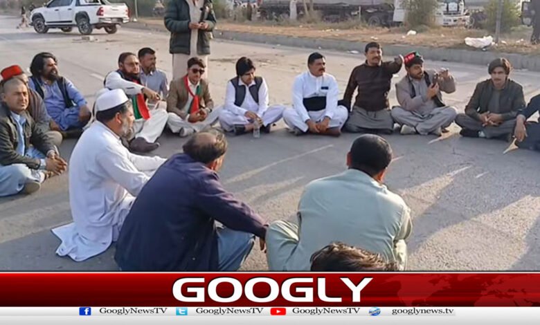 Swabi, fourth day of PTI protest, motorway closed, queues of vehicles formed