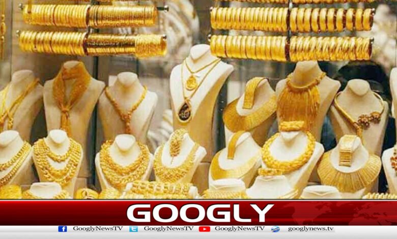 Gold prices fall further in global and local markets