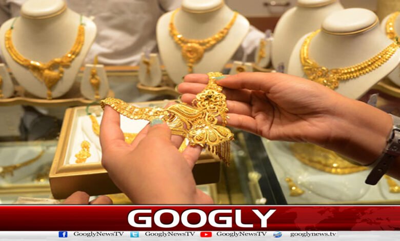 Gold price drops by more than Rs 8,000 per tola