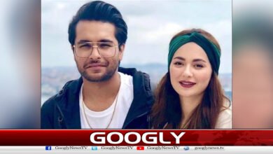 Hania Aamir arrives at the concert wearing a mask with the name of singer Asim Azhar