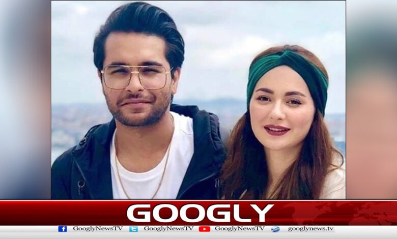 Hania Aamir arrives at the concert wearing a mask with the name of singer Asim Azhar