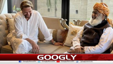 Maulana Fazlur Rehman visits Shahid Afridi at his home