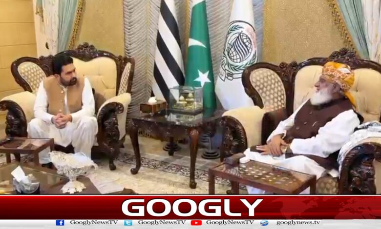 مولانا فضل الرحمان سے وزیراعلیٰ سہیل آفریدی کی ملاقات، صوبے کی امن و امان پر گفتگو 1 Chief Minister Sohail Afridi meets Maulana Fazlur Rehman, discusses peace and order in the province