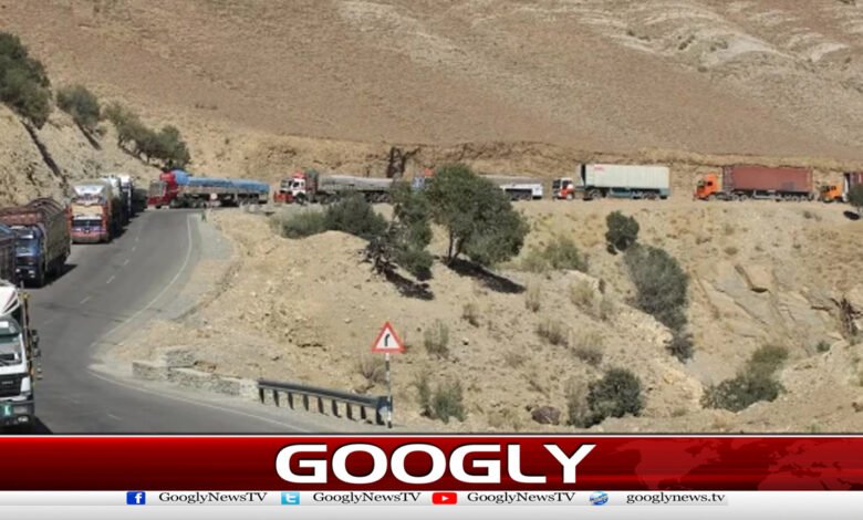 پاکستان سےافغانستان جانیوالاٹرک الٹ گیا، 18 افراد ہلاک،29زخمی 1 Truck heading from Pakistan to Afghanistan overturns, 18 killed, 29 injured
