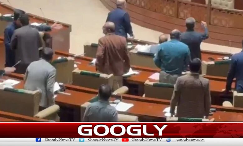 سندھ اسمبلی :پانی کی بندش کیخلاف ایم کیو ایم کااحتجاج،نعرے بازی 1 Sindh Assembly: MQM protests against water cut, raises slogans