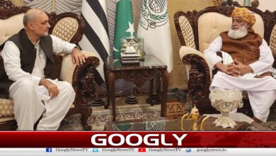 Naeem-ur-Rehman, Maulana Fazl-ur-Rehman talks with the Kashmir Action Committee
