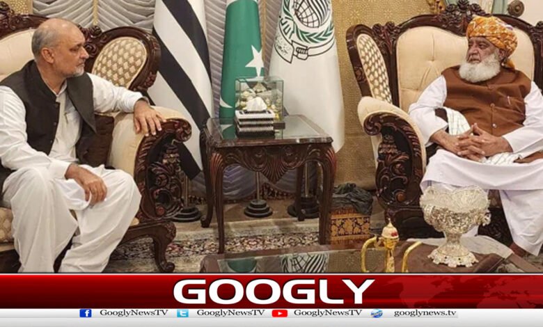 Naeem-ur-Rehman, Maulana Fazl-ur-Rehman talks with the Kashmir Action Committee