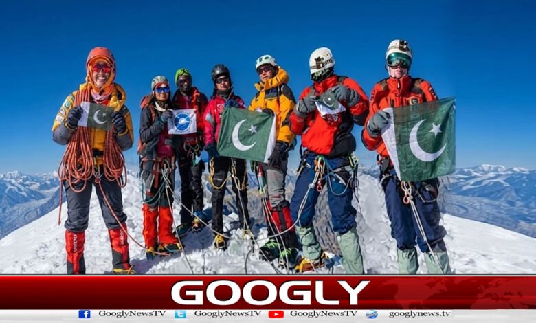 پاکستانی خواتین کوہ پیماؤں نے 6400 میٹر بلند چوٹی سر کر کے تاریخ رقم کر دی 1 Pakistani female mountaineers made history by summiting a 6,400-meter-high peak.