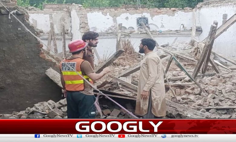 خیبرپختونخوا طوفانی بارشیں: چھتیں گرنے سے 12 افراد جاں بحق، 15 زخمی 1 Torrential rains in KP: 12 people killed, 15 injured as roofs collapse