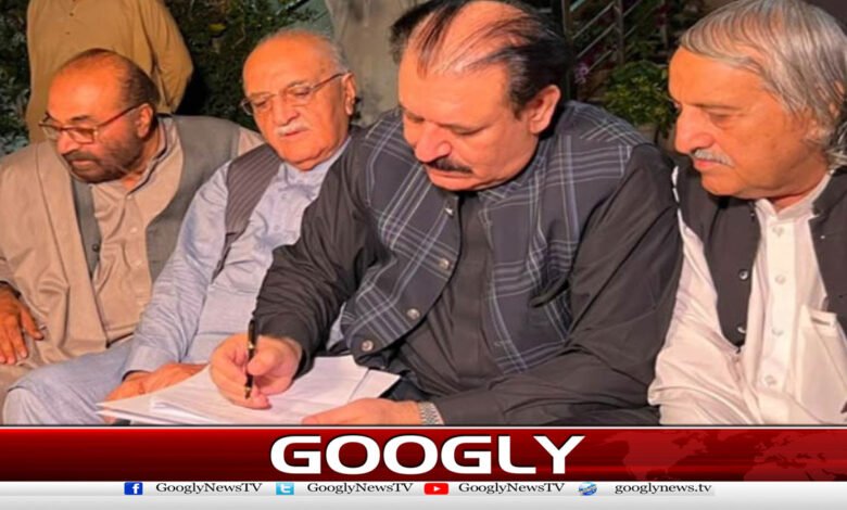 بلوچستان میں دھرنا ختم ہونے کی راہ ہموار، فریقین میں تحریری معاہدہ طے 1 The path to ending the sit-in in Balochistan is paved, with written agreement reached between the parties.