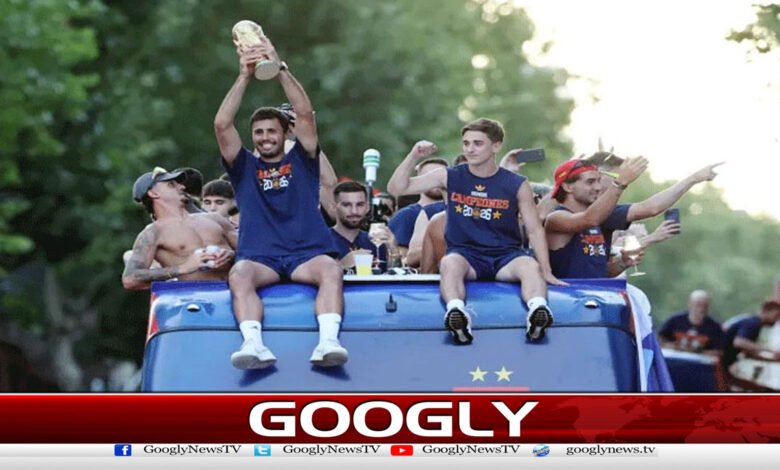فیفا ورلڈ کپ: فاتح سپین کا تاریخی استقبال، 18 لاکھ شائقین سڑکوں پر نکل آئے 1 FIFA World Cup: Historic welcome for winner Spain, 1.8 million fans take to the streets