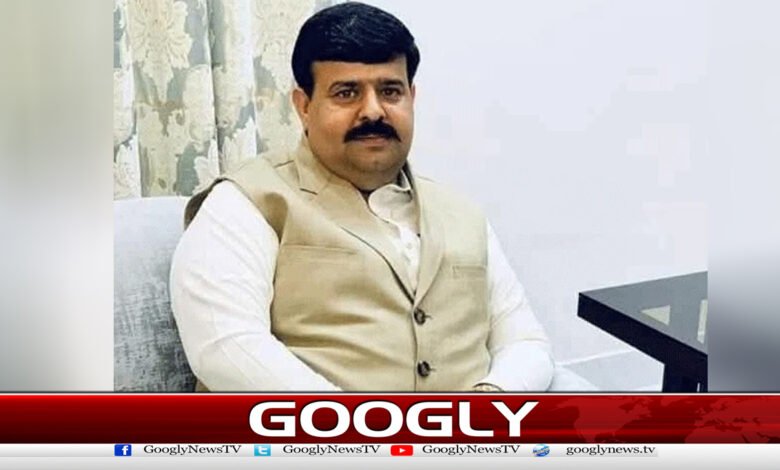 Lahore: PTI leader Abdullah Tariq shot dead by unidentified individuals.