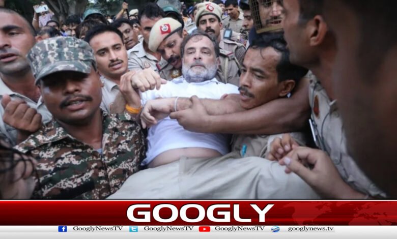 مودی کےگھرکےباہراحتجاج پربھارتی اپوزیشن لیڈر راہول گاندھی گرفتار 1 Indian opposition leader Rahul Gandhi arrested while protesting outside Modi's residence.
