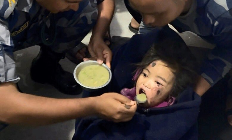 نیپال میں سیلابی ملبے تلے 3 روز تک دبی 6 سالہ بچی زندہ بچا لی گئی 1 14