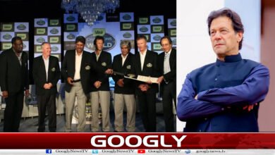 Why did 21 former captains of the world of cricket who played alongside him on the field come out to support Imran Khan?