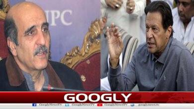 How did Imran Khan extend a hand of friendship towards Akbar S. Babar?