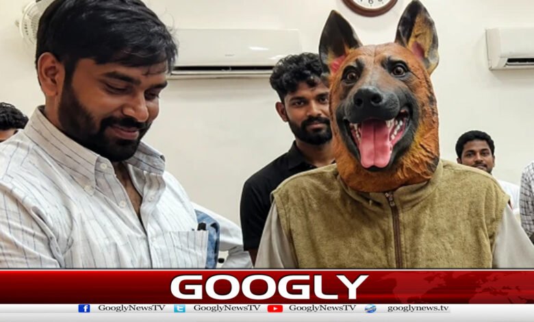 شہری خود ’کتا‘ بنا کر احتجاج کرنے پہنچ گیا 1 Citizen turns himself into a 'dog' to protest