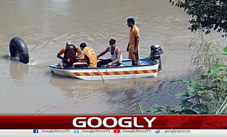 Loader rickshaw full of wedding guests falls into canal in Kot Addu, 12 people killed