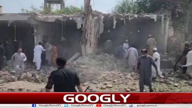 خیبرپختونخوا : پولیس لائن پر خودکش حملہ، 5 اہلکاروں سمیت 16 افراد شہید 5 Khyber Pakhtunkhwa: Suicide attack on police lines; 16 people, including 5 personnel, martyred.