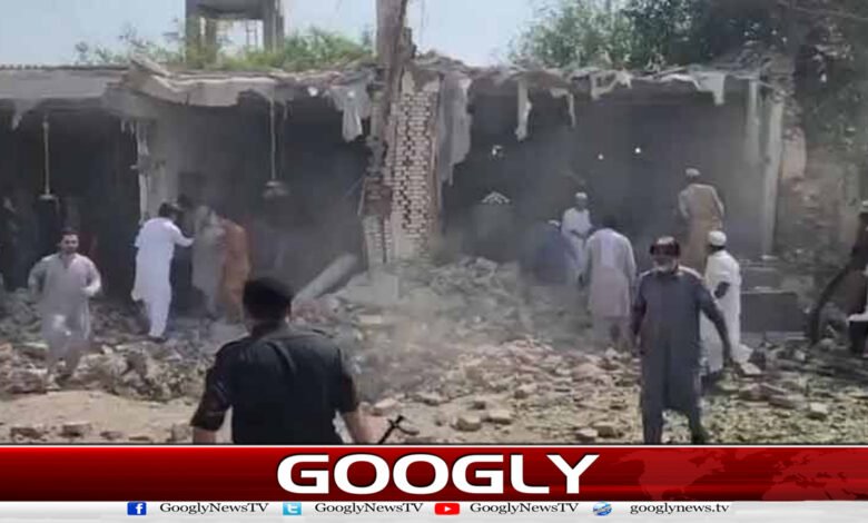 Khyber Pakhtunkhwa: Suicide attack on police lines; 16 people, including 5 personnel, martyred.