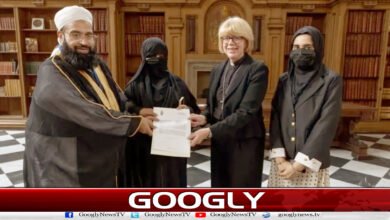 Why did the Church of England strip Tahir Ashrafi of the honor?