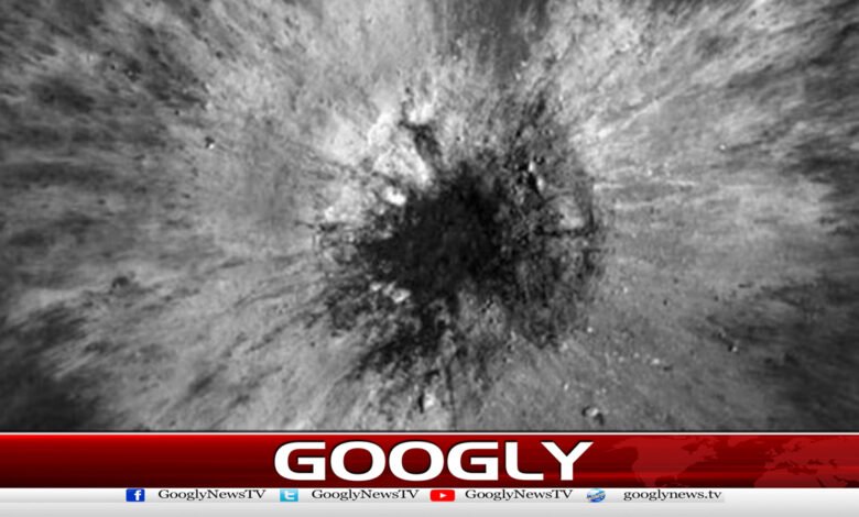 چاند پر 2 فٹبال میدانوں جتنا بڑا گڑھا دریافت 1 Crater the size of two football fields discovered on the Moon.