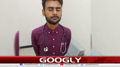 لاہور،جنرل ہسپتال کےلیبرروم سے جعلی ڈاکٹرپکڑاگیا 2 A fake doctor was caught in the labor room of Lahore General Hospital.