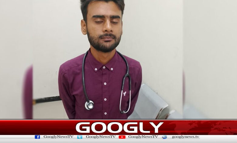 A fake doctor was caught in the labor room of Lahore General Hospital.