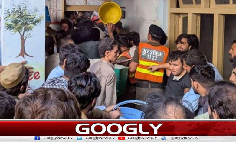 پشاور میں سکول کی چھت گرنے سے خاتون ٹیچر اور 21 بچے جاں بحق 1 Female teacher and 21 children killed as school roof collapses in Peshawar