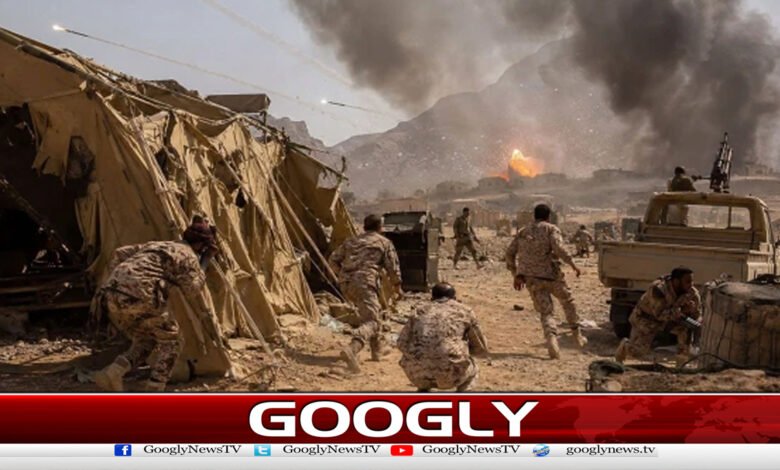 حوثیوں کایمنی فورسزکےکیمپ پرحملہ،50سےزائدہلاکتوں کادعویٰ کردیا 1 Houthis attack a Yemeni forces camp; over 50 deaths claimed.